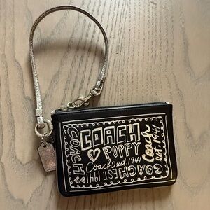 ✨Coach -Vintage poppy wristlet✨